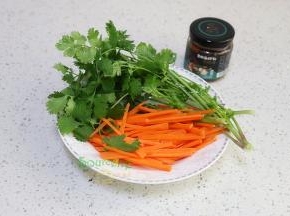 胡萝卜去皮洗净切丝，香菜洗净沥干水，所有食材备用好。