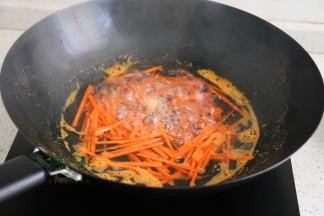 把锅洗净，倒入适量的水，再次煮沸之后放入胡萝卜丝，汆烫熟捞出，过冷水。