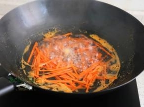 把锅洗净，倒入适量的水，再次煮沸之后放入胡萝卜丝，汆烫熟捞出，过冷水。