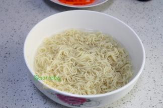 煮熟的面条捞出，快速过冷水，如何捞出沥干水，装入盘子。