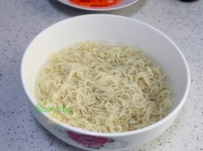 煮熟的面条捞出，快速过冷水，如何捞出沥干水，装入盘子。
