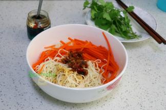 面条、胡萝卜丝、花蛤香辣酱、香菜、酱油、顺时针搅拌均匀。