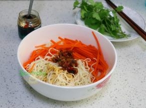 面条、胡萝卜丝、花蛤香辣酱、香菜、酱油、顺时针搅拌均匀。