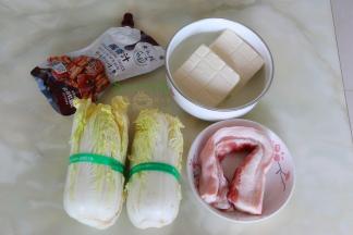 大白菜、五花肉、豆腐、酱香汁、大蒜、生姜、花生油、盐。