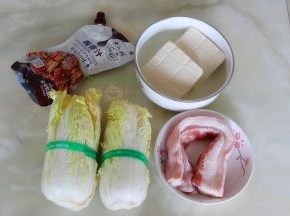大白菜、五花肉、豆腐、酱香汁、大蒜、生姜、花生油、盐。