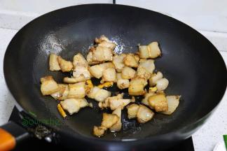 五花肉清洗干净，切片。热锅少许油，倒入五花肉片、生姜、大蒜煸炒香，外皮焦香，然后出锅，把煎出来油，留在锅里。