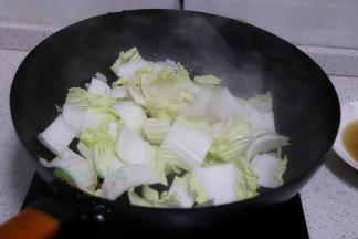 大白菜叶子摘下，洗净切好。烧热的锅，倒入大白菜梗爆炒六成熟，接着倒入大白菜叶子部分，爆炒变软然后出锅。