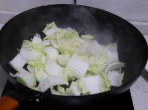 大白菜叶子摘下，洗净切好。烧热的锅，倒入大白菜梗爆炒六成熟，接着倒入大白菜叶子部分，爆炒变软然后出锅。