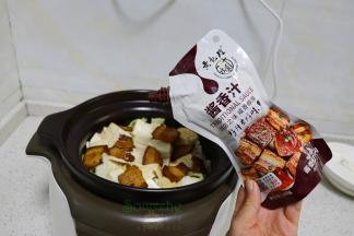 倒入30克的酱香汁，用筷子搅拌均匀，要注意豆腐，别把豆腐搅碎。