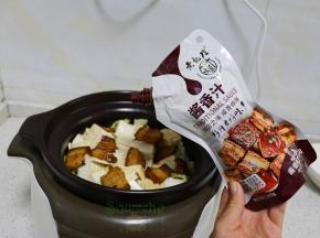 倒入30克的酱香汁，用筷子搅拌均匀，要注意豆腐，别把豆腐搅碎。