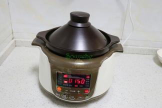 按“炖菜”键，时间15分钟，每个炖锅不同，时间略有不同，这个是砂锅炖，时间稍微要长些。