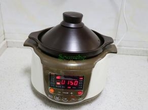 按“炖菜”键，时间15分钟，每个炖锅不同，时间略有不同，这个是砂锅炖，时间稍微要长些。