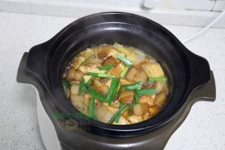 开盖之后，能闻到香味，热气腾腾，这个时候加少许盐、蒜苗，搅拌均匀，即可出锅吃了。