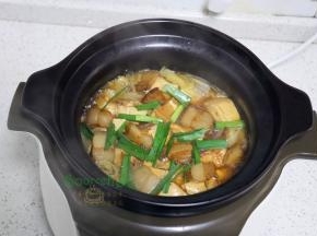 开盖之后，能闻到香味，热气腾腾，这个时候加少许盐、蒜苗，搅拌均匀，即可出锅吃了。