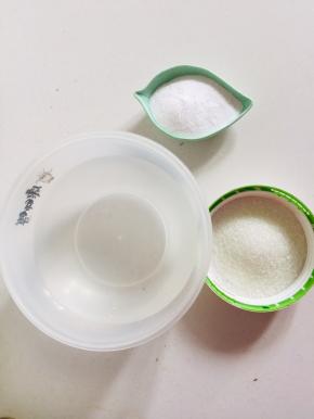 水400克，白凉粉35克，白糖30克备用！