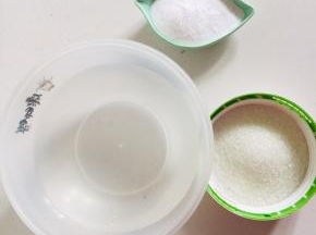 水400克，白凉粉35克，白糖30克备用！