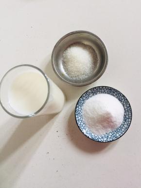 牛奶200克，白凉粉25克，白糖20克备用！