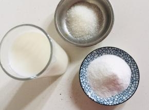 牛奶200克，白凉粉25克，白糖20克备用！