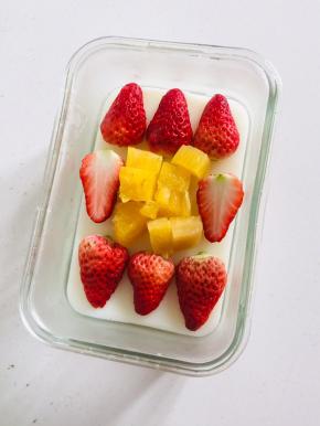 快要凝固的时候放入切好的草莓和菠萝！（放晚了水果不容易和牛奶这一层很好的粘住！）