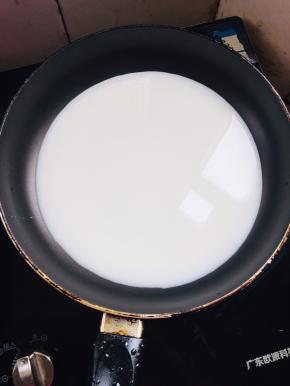 起锅，小火放入牛奶！