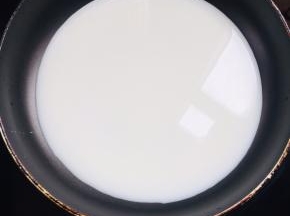 起锅，小火放入牛奶！
