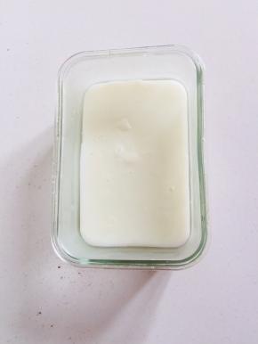 倒入模具中，放凉！