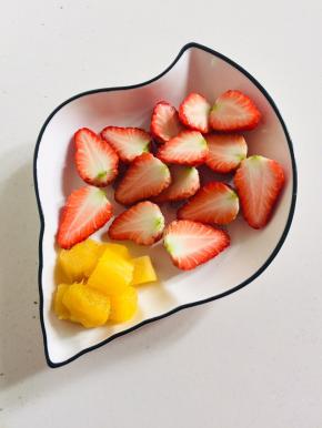 草莓洗净对半切开，菠萝切成小丁备用！