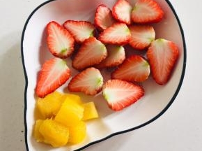 草莓洗净对半切开，菠萝切成小丁备用！