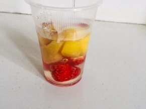 剩余了一点儿凉粉水，我倒在杯子里！（其实放在杯子里更容易脱模，更好看，也更容易食用！吃一杯拿一杯挺好，不用切块了！）