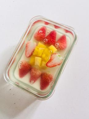 把凉粉水倒入模具中！