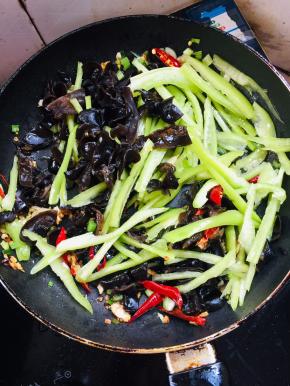 放入木耳丝，青椒丝翻炒均匀！