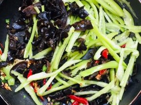 放入木耳丝，青椒丝翻炒均匀！