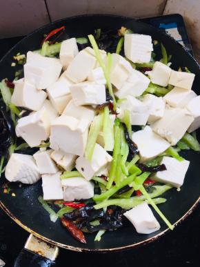 放入焯好水的豆腐！