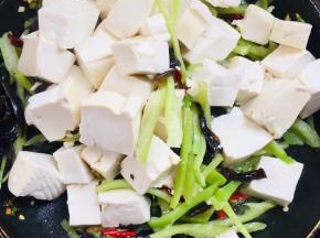 放入焯好水的豆腐！