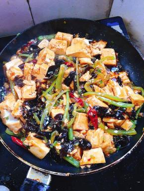 大火收汁儿，起锅前加入适量的鸡精调味即可！