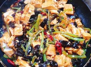 大火收汁儿，起锅前加入适量的鸡精调味即可！