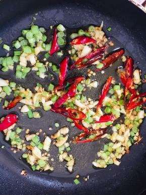 起锅烧油，放入蒜瓣，葱花，干辣椒爆香！