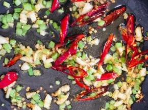 起锅烧油，放入蒜瓣，葱花，干辣椒爆香！