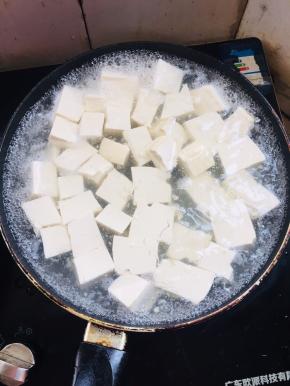 水烧开，放入少许盐，放入豆腐煮2分钟左右捞出沥干水分备用！
