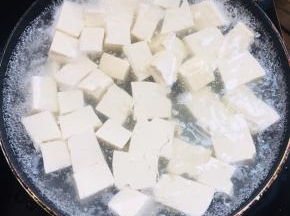 水烧开，放入少许盐，放入豆腐煮2分钟左右捞出沥干水分备用！