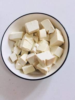 嫩豆腐切小块儿备用！