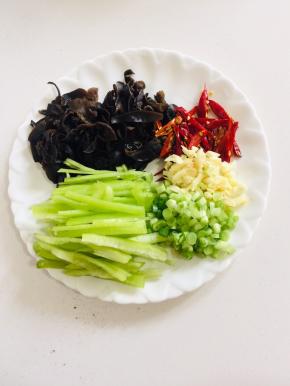 木耳提前泡发切成丝，青椒切成丝，干辣椒切段，蒜瓣拍碎，葱切成葱花备用！