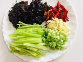木耳提前泡发切成丝，青椒切成丝，干辣椒切段，蒜瓣拍碎，葱切成葱花备用！