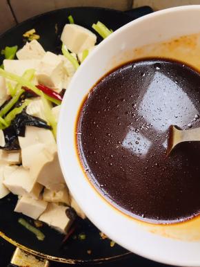 倒入提前调好的料汁儿！