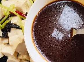 倒入提前调好的料汁儿！