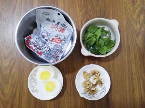 2.鸡蛋煮食，田七叶洗净，核桃去壳剥出果肉，鸡蛋对半切，肉酱料包用热水浸泡几分钟