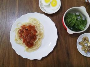 4.将意面捞出放入盘中，撕开肉酱的包装，倒在意面上。