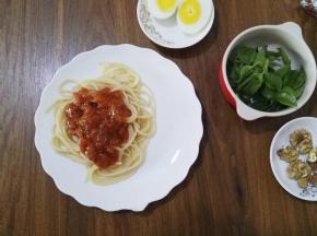 4.将意面捞出放入盘中，撕开肉酱的包装，倒在意面上。