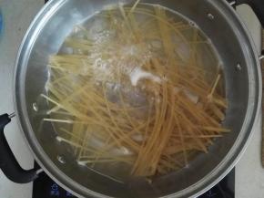 3.锅中烧开水，将意大面煮软，用筷子搅动面，以防粘锅底，煮13分钟左右关火