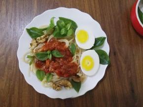 5.鸡蛋放入盘中，核桃和田七叶分别撒入盘中，喜欢吃芝麻的，可以撒芝麻哦